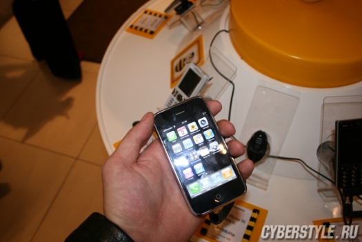   Apple iPhone 3G  :     