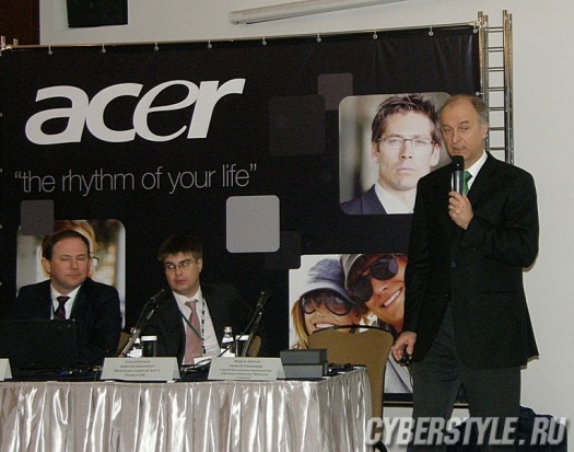 Эймар де Ленкесан (Aymar De Lencquesainq), старший вице-президент Acer и Президент направления «Мобильные устройства»