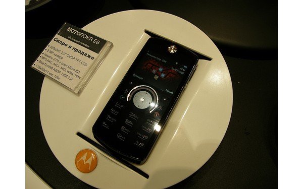  Motorola ROKR E8  : . 