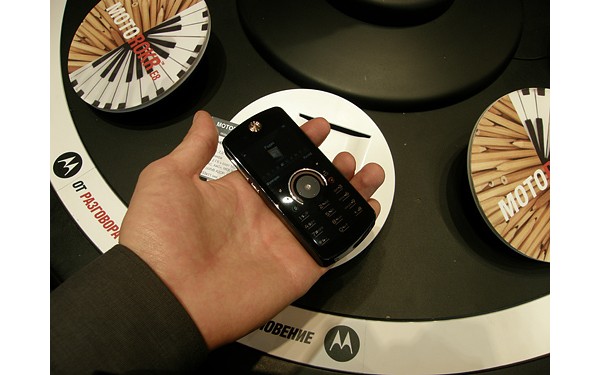  Motorola ROKR E8  : . 