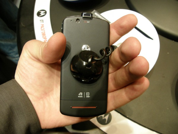  Motorola ROKR E8  . 