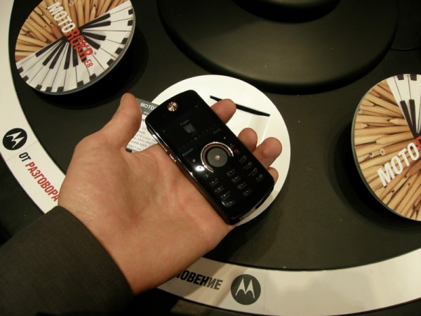  Motorola ROKR E8  . 