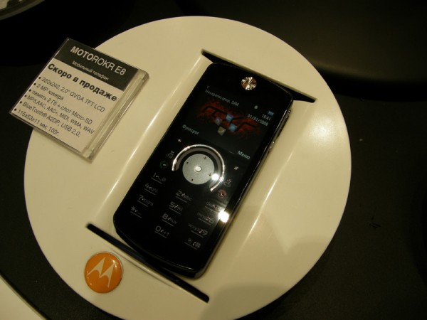  Motorola ROKR E8  . 