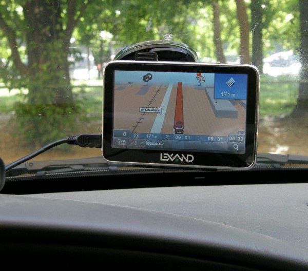 GPS-навигатор Lexand ST-560 на лобовом стекле